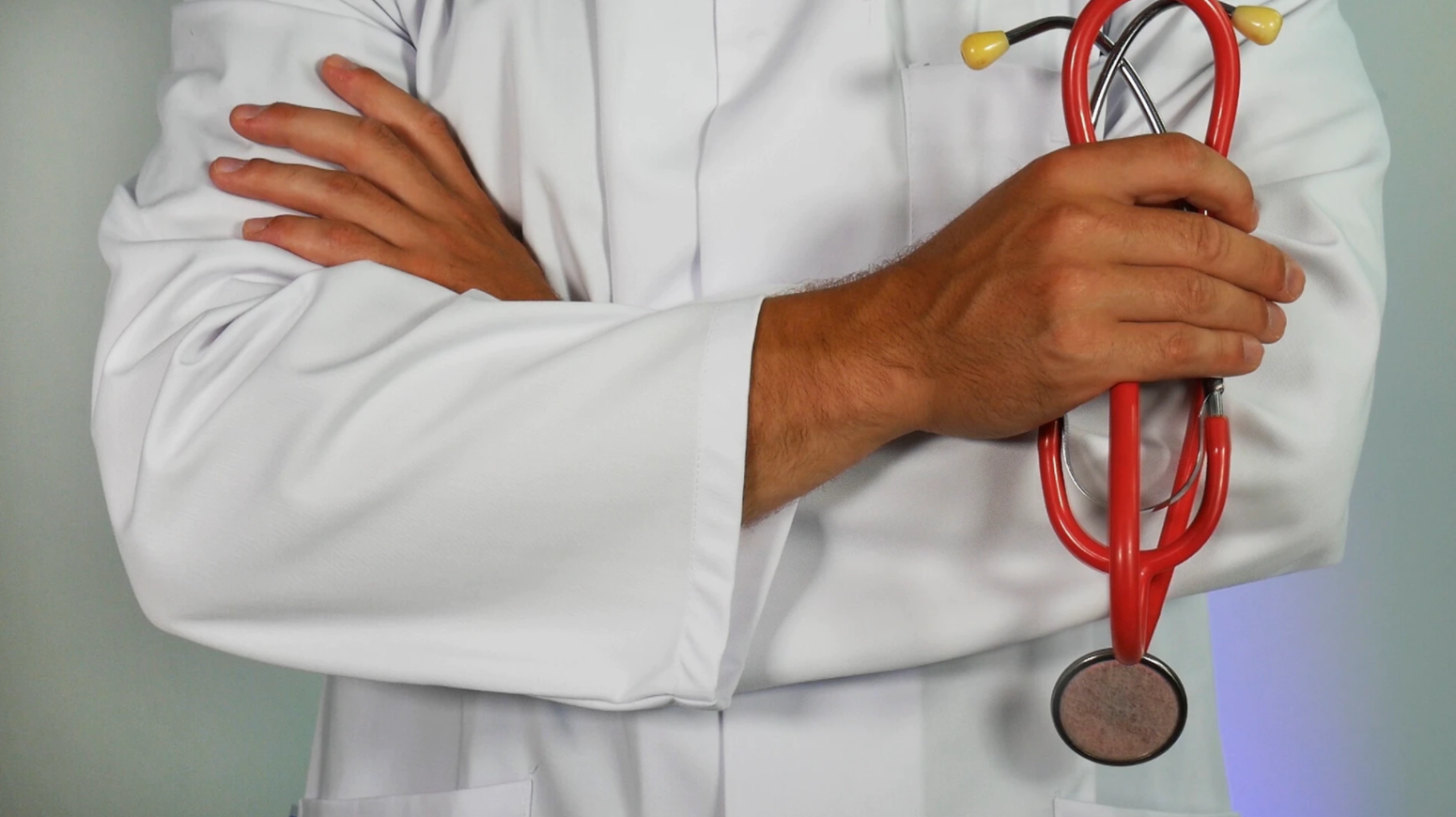 Doctor cruzado de brazos. Carreras ciencias de la salud.