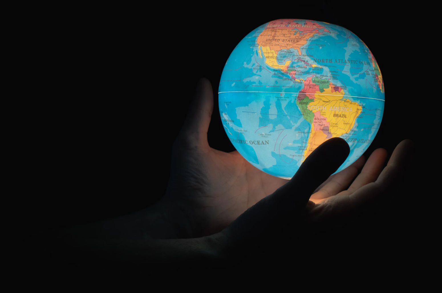Manos sosteniendo el mundo. Licenciatura en idiomas.
