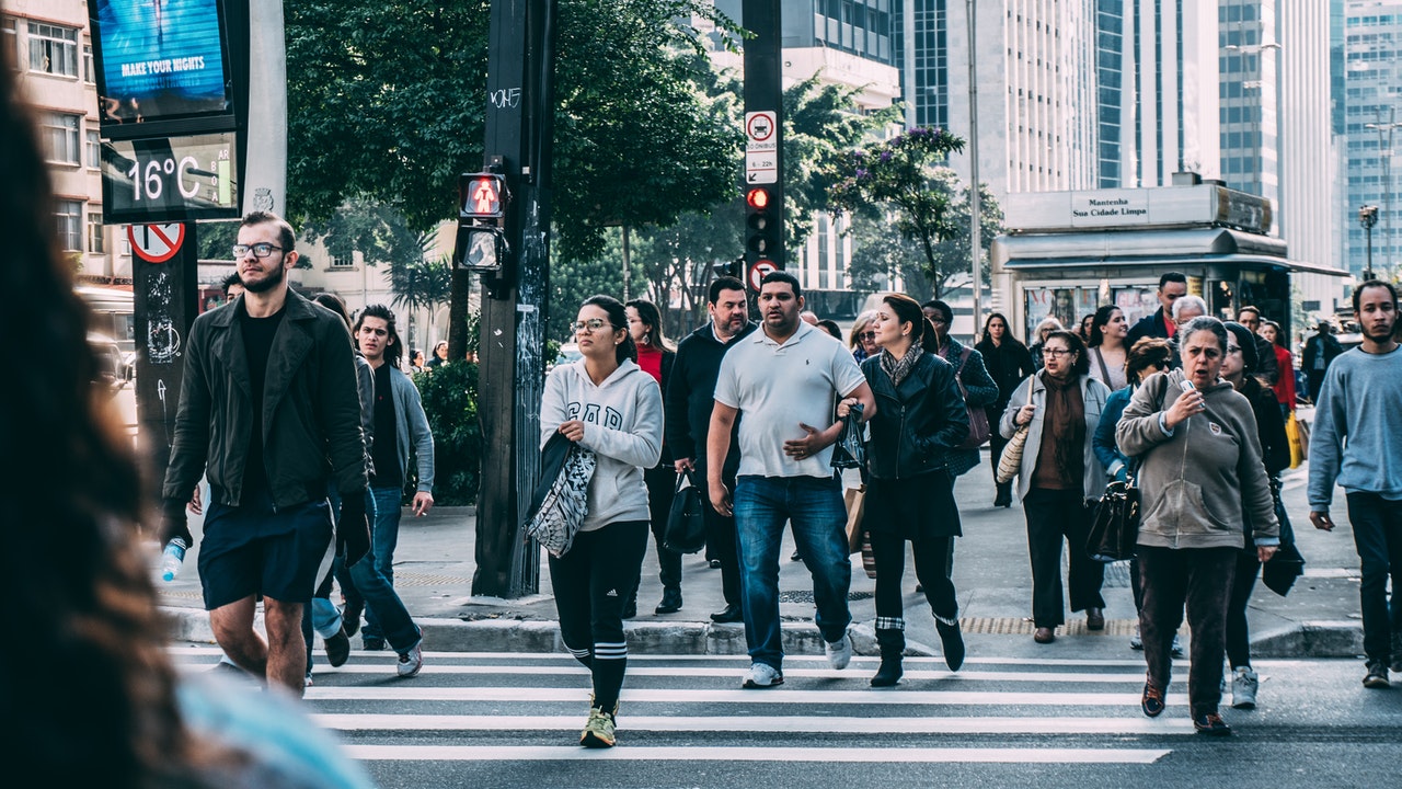 Personas cruzando la calle