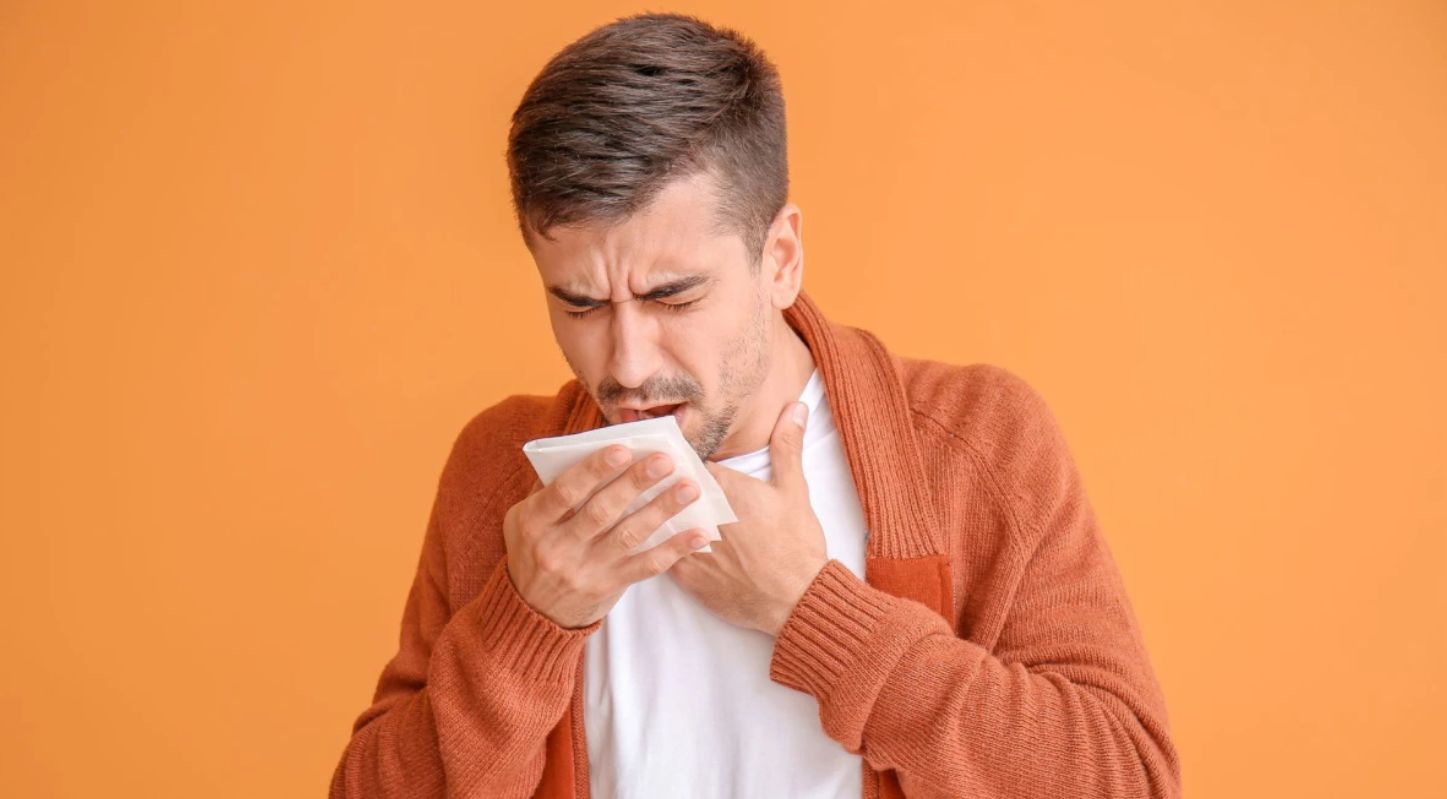 hombre tosiendo